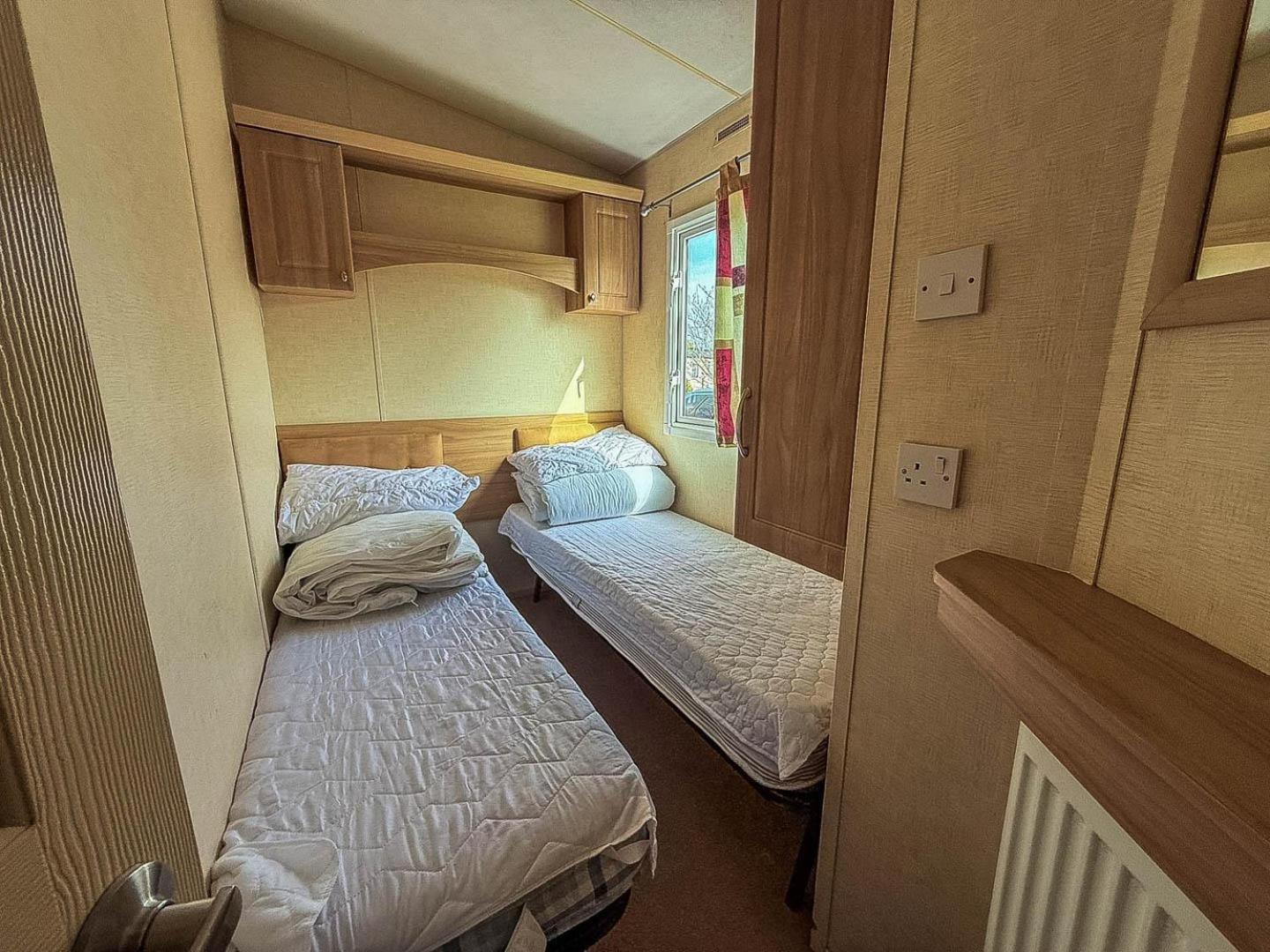 Spacious 8 Berth Caravan At Southview Holiday Park Near Skegness Ref 33018Ml Exterior photo