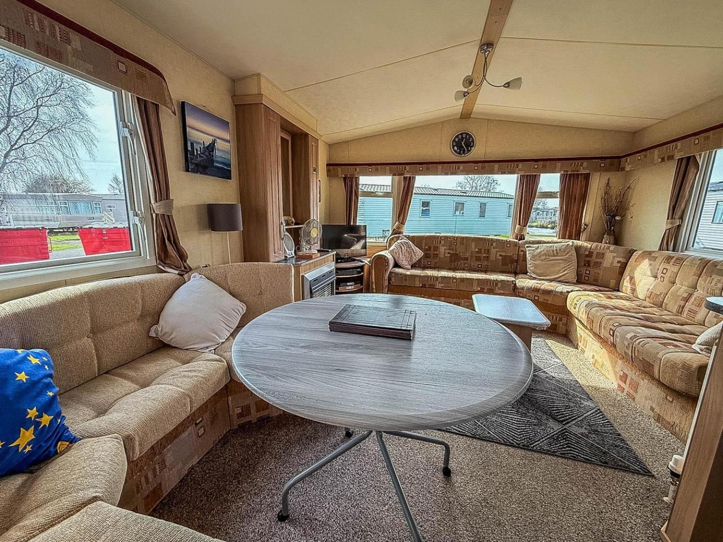 Spacious 8 Berth Caravan At Southview Holiday Park Near Skegness Ref 33018Ml Exterior photo
