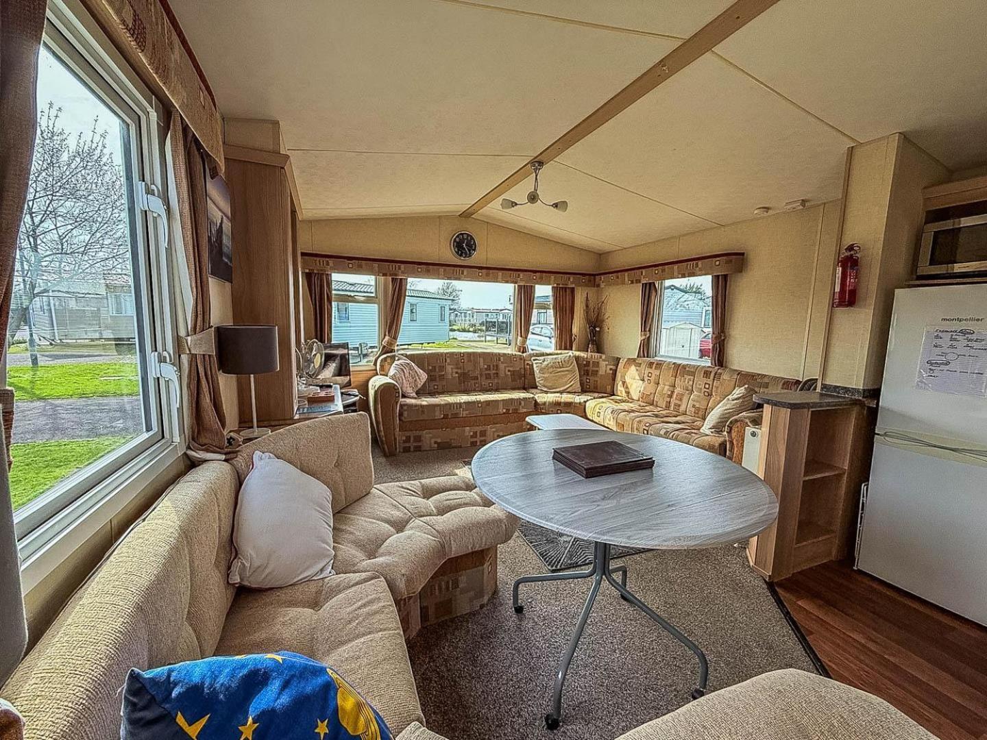 Spacious 8 Berth Caravan At Southview Holiday Park Near Skegness Ref 33018Ml Exterior photo